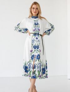 Длинное белое платье с узором и модельным рукавом