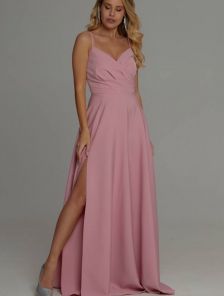 Розовое длинное платье на бретелях с разрезом
