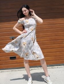 Летнее серое платье с цветочным принтом