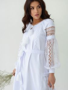 Нарядное белое кружевное платье ниже колен с объемным рукавом