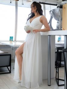 "Элегантное свадебное платье А-силуэта с V-образным вырезом и разрезом сбоку - потрясающее белое шифоновое платье макси"