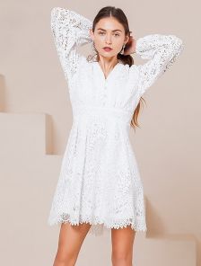 Белое короткое кружевное платье с длинным рукавом