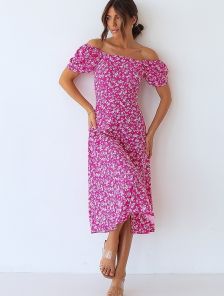 Малиновое платье миди в цветочный принт с коротким рукавом и разрезом по ноге