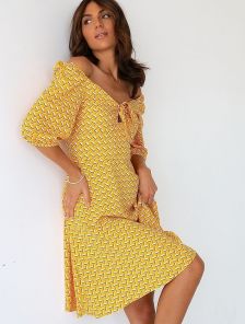 Желтое летнее натуральное короткое платье с завязками на груди