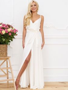 Длинное белое атласное платье с открытыми плечами