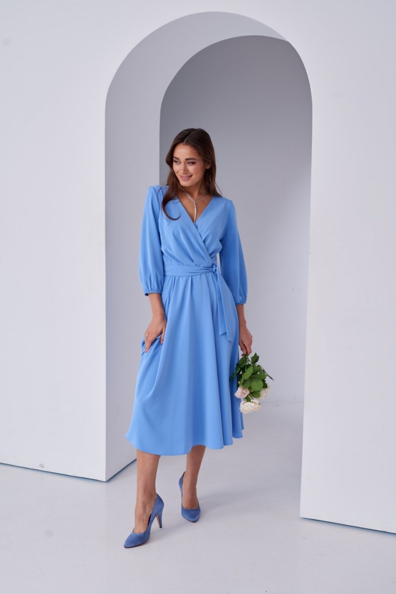 Светло-голубое платье миди: идеальное для коктейльных вечеринок и гостей на свадьбе.