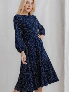 Стильное синее платье миди длины в мелкий горошек на длинный рукав