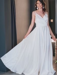 Белое длинное вечернее шелковое платье с запахом с открытыми плечами