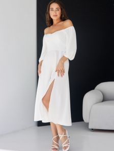 Молочное классическое платье с коротким рукавои и разрезом по ноге