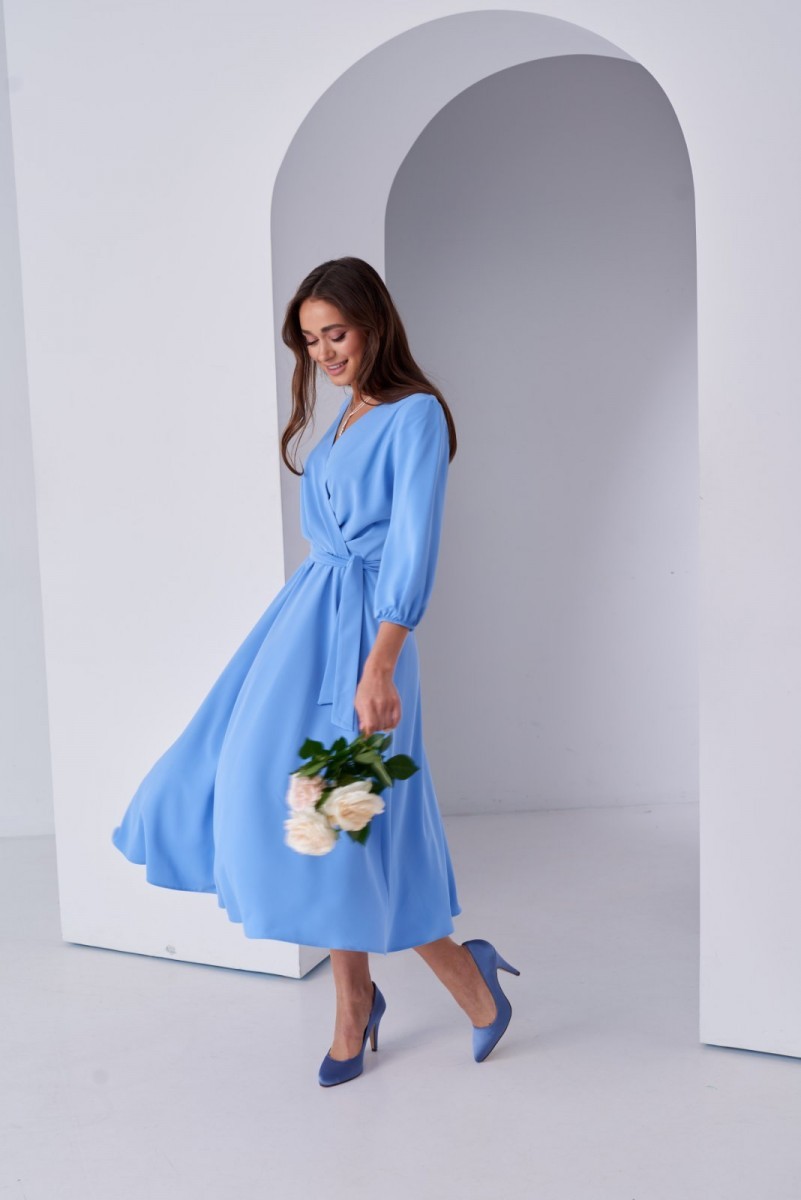 Светло-голубое платье миди: идеальное для коктейльных вечеринок и гостей на свадьбе.
