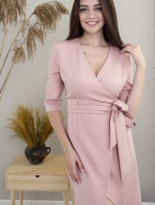 Розовое платье на запах средней длины