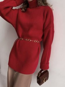 Теплый вязаный стильный свитер красного цвета с горловиной