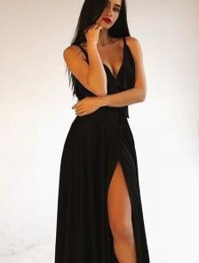 Вечернее черное длинное платье на тонких бретелях