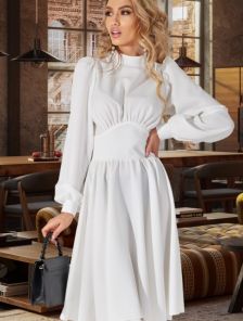 Белое струящееся платье с подчеркнутой талией и длиным рукавом