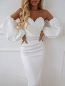 Элегантное и шикарное облегающее платье белого цвета с открытыми плечами - идеально подходит для летних коктейлей