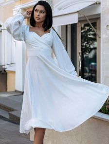 Белое классическое платье с красивым декольте