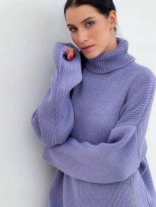 Теплый вязаный стильный свитер сиреневого цвета с горловиной
