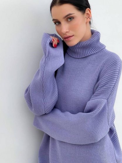 Теплый вязаный стильный свитер сиреневого цвета с горловиной, фото 1
