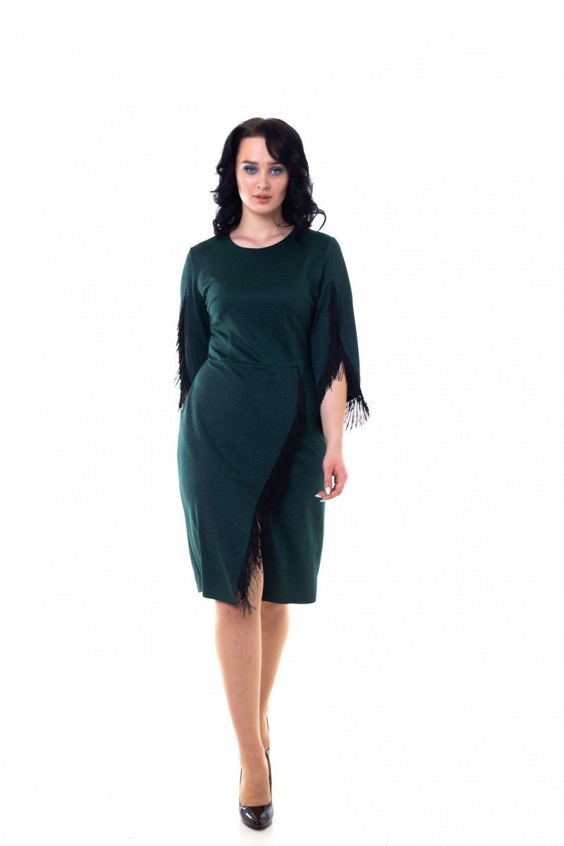 Нарядное стильное зеленое платье с бахромой
