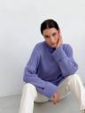 Теплый вязаный стильный свитер сиреневого цвета с горловиной, фото 4