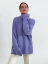 Теплый вязаный стильный свитер сиреневого цвета с горловиной, фото 2