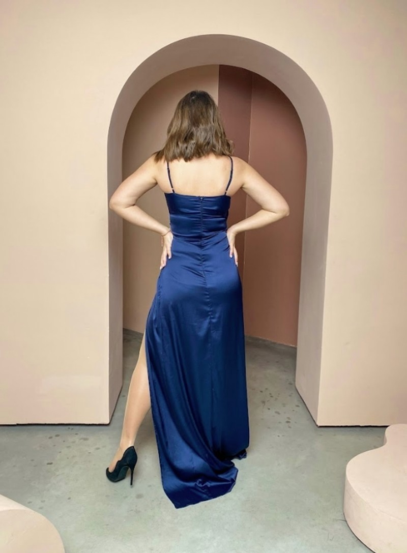 Длинное синее вечернее платье на бретелях с разрезом