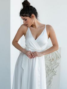 Белое шелковое платье на запах на бретелях, боковой разрез – идеальное для помолвки и выпускных фото