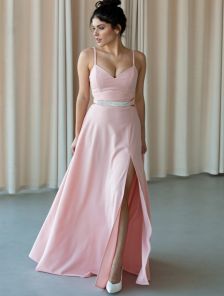 Пудровое вечернее розовое платье с разрезом и открытыми плечами