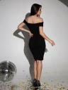 Черное приталенное слегка блестящее платье футляр с открытыми плечами, фото 4