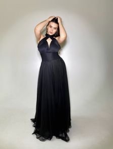 Элегантное повседневнее черное платье в пол с открытой спиной
