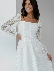 Изысканное белое платье-миди с цветочным принтом: квадратный вырез А-силуэт и длинные рукава-фонарики для помолвочных фотографий и вечеринок