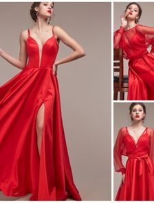 Нарядное длинное красное платье на бретельках с глубоким декольте и накидкой