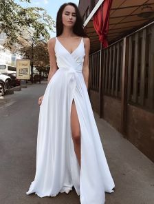 Белое шелковое длинное летнее платье с запахом и открытыми плечами