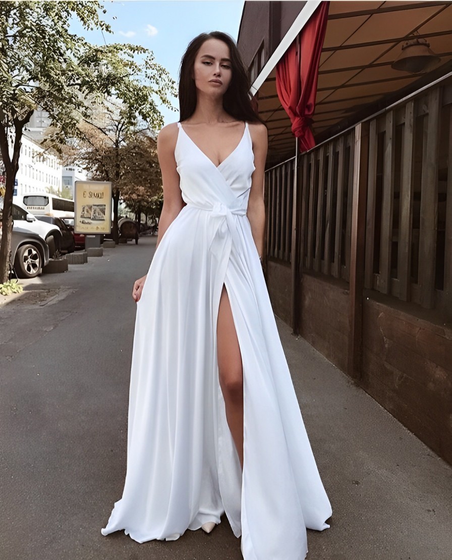 Белое шелковое платье-макси трапециевидной формы с V-образным вырезом и тонкими бретельками - идеально подходит для летних вечеринок