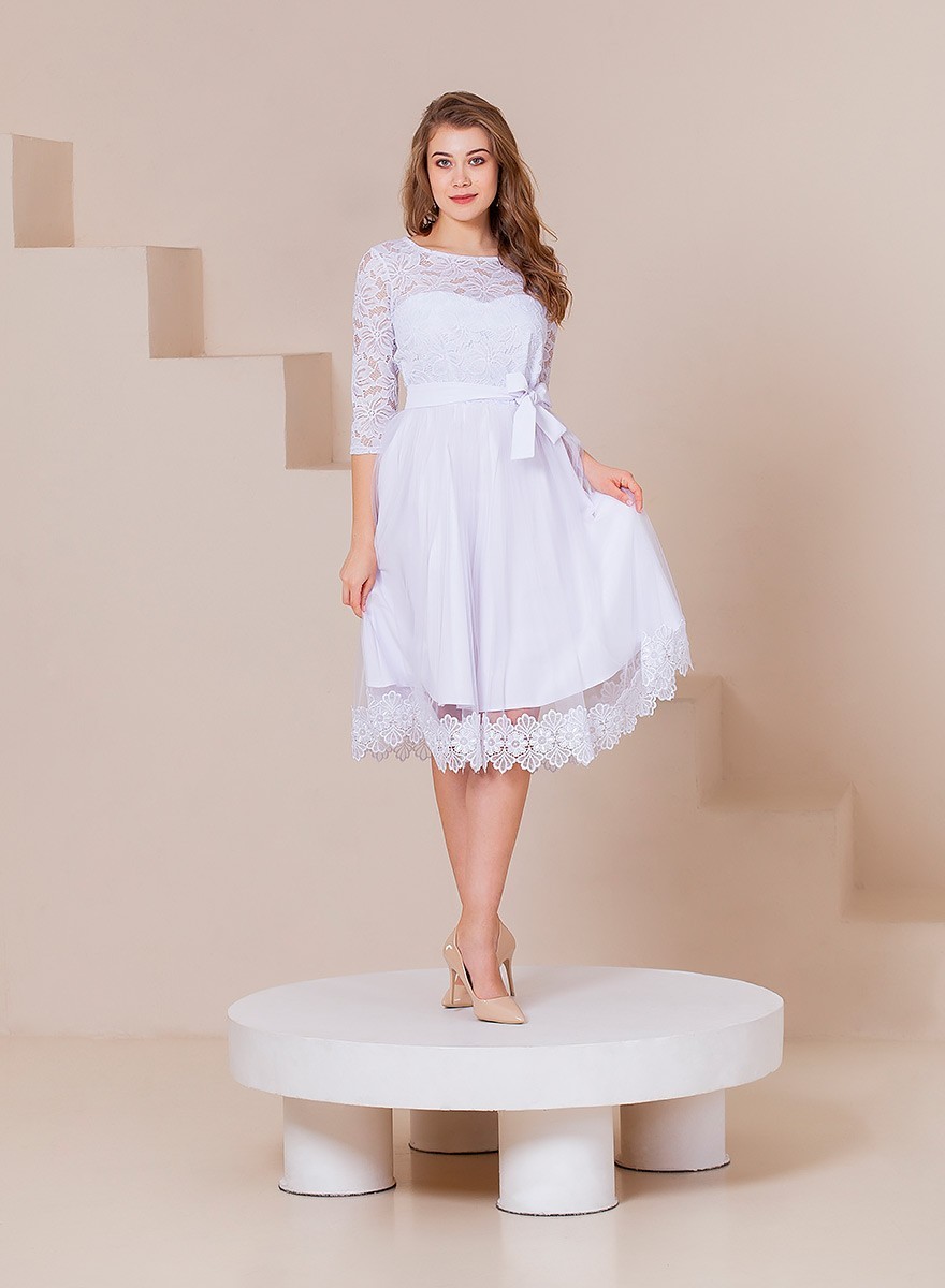 Бандажное короткое белое платье с кружевом