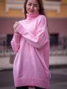 Розовый теплый удлиненный свитер платье оверсайз с широкой горловиной, фото 2