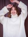 Теплый вязаный стильный свитер молочного цвета с горловиной, фото 9