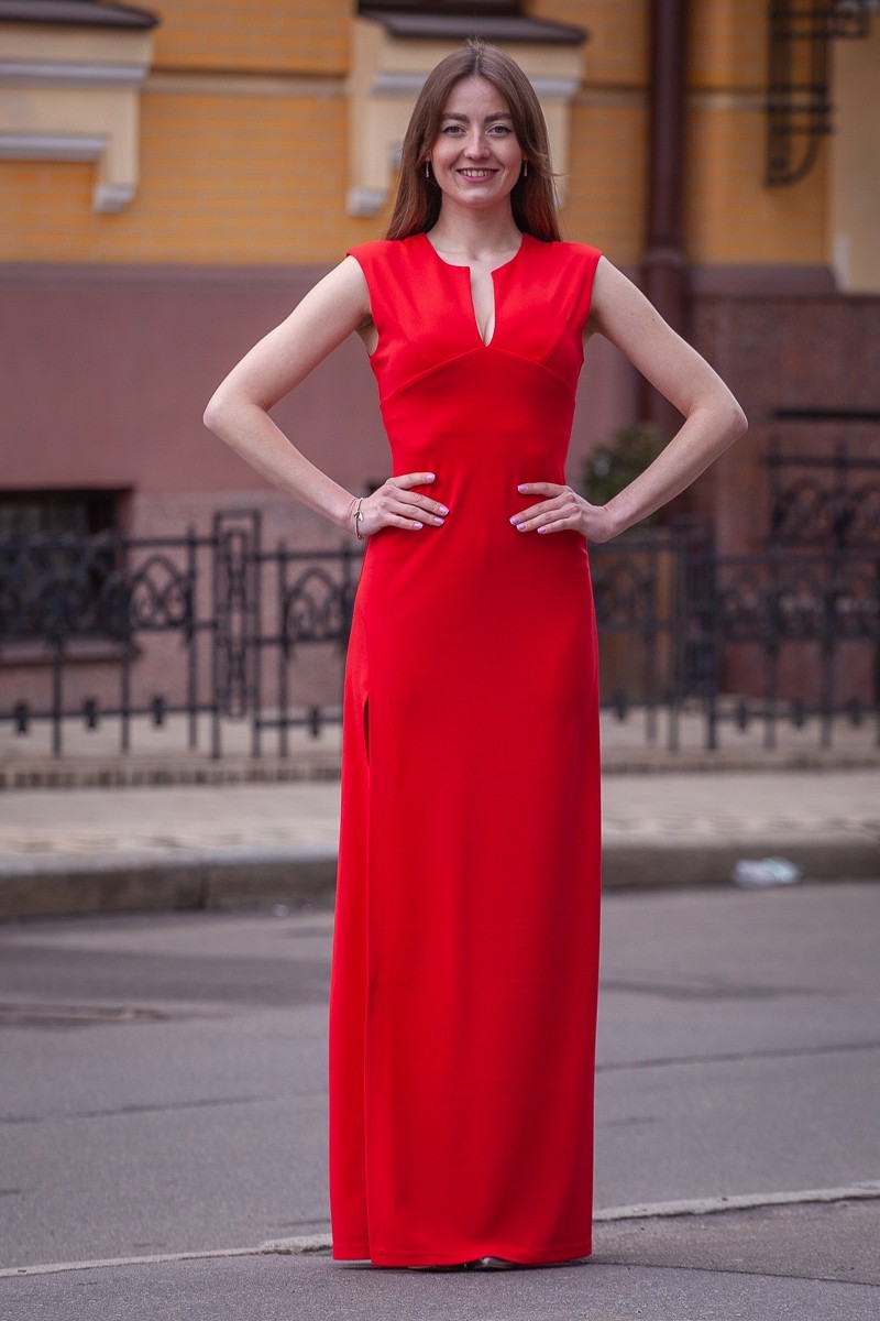 Длинное футлярное красное платье с разрезом на ноге