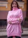 Розовый теплый удлиненный свитер платье оверсайз с широкой горловиной, фото 3