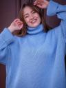Теплый вязаный стильный свитер голубого цвета с горловиной, фото 3