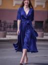 Элегантное синее шелковое вечернее платье миди с v-образным вырезом - трапеция с запахом и короткими рукавами-бабочками, фото 2