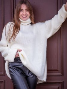 Теплый вязаный стильный свитер молочного цвета с горловиной