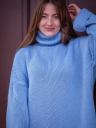 Теплый вязаный стильный свитер голубого цвета с горловиной, фото 2