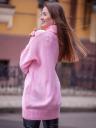 Розовый теплый удлиненный свитер платье оверсайз с широкой горловиной, фото 4