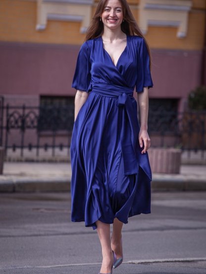 Элегантное синее шелковое вечернее платье миди с v-образным вырезом - трапеция с запахом и короткими рукавами-бабочками, фото 1