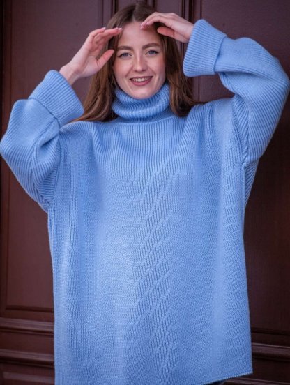 Теплый вязаный стильный свитер голубого цвета с горловиной, фото 1