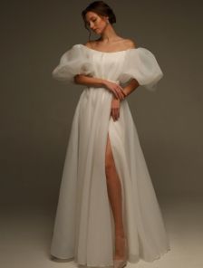 Свадебное пышное платье с разрезом и рукавами «буфф»