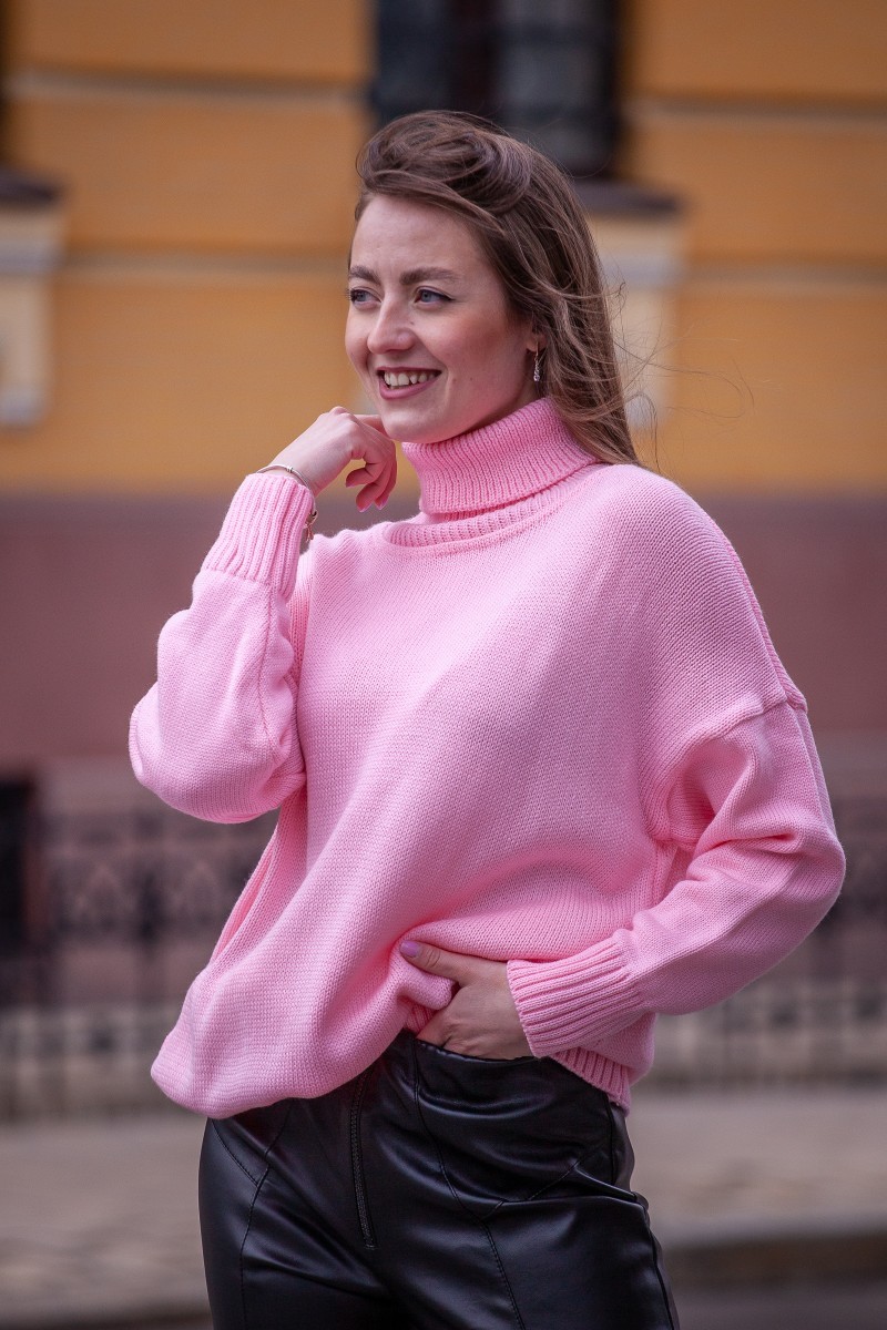 Розовый теплый удлиненный свитер платье оверсайз с широкой горловиной