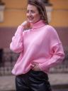 Розовый теплый удлиненный свитер платье оверсайз с широкой горловиной, фото 5