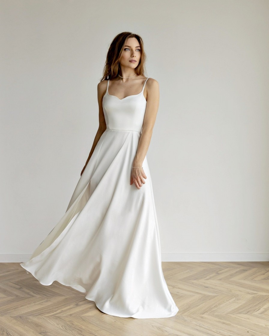 Нарядное длинное белое платье на бретелях для росписи